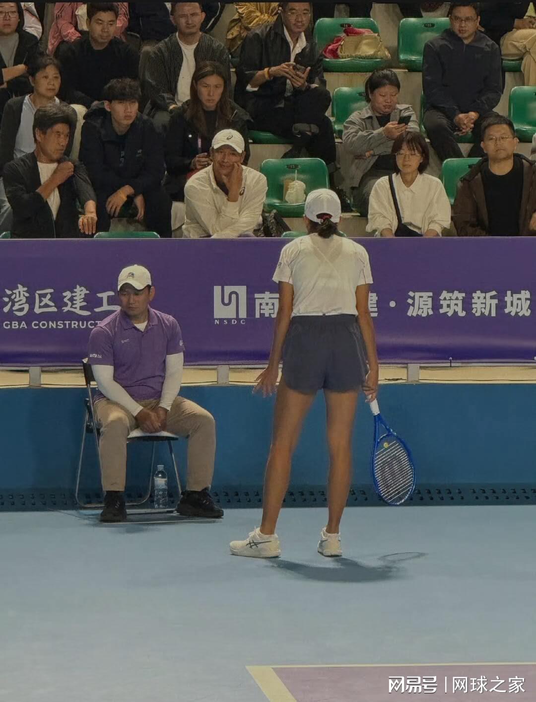 轻松拿下比, 网友的场外 轻松拿下比, 网友的场外